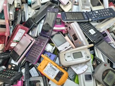 大阪・堺市のヒラノヤでは携帯電話(古いガラケー)の処分品・廃棄品を貴金属リサイクルのため、スクラップ品として高価買取しております。