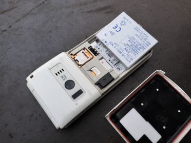 携帯電話(古いガラケー)の廃棄品・スクラップ買取の注意点/バッテリーがついたままの携帯電話（ガラケー）は携帯電話(電池なし)としてランクダウンにて買取｜大阪・堺市のヒラノヤ