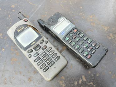 携帯電話(古いガラケー)の廃棄品・スクラップの例/1990年代中頃の携帯電話｜大阪・堺市のヒラノヤ