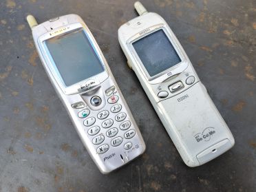 携帯電話(古いガラケー)の廃棄品・スクラップの例/2000年頃の携帯電話｜大阪・堺市のヒラノヤ