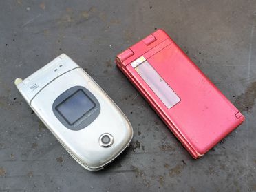 携帯電話(古いガラケー)の廃棄品・スクラップの例/2000年代中頃の携帯電話｜大阪・堺市のヒラノヤ