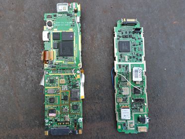 携帯電話(古いガラケー)の廃棄品・スクラップの例/ガラケーとPHSの基板の違い｜大阪・堺市のヒラノヤ