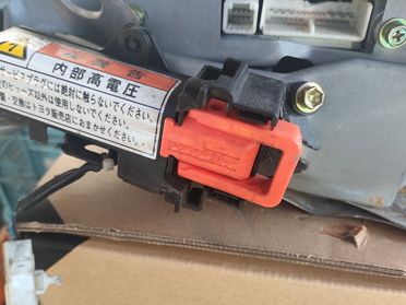 HVバッテリーのサービスプラグを抜くと電流を遮断|大阪・堺市のヒラノヤ