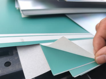 アルミ印刷版スクラップの注意点/アルミ印刷版の間の紙にご注意ください。 - 大阪ヒラノヤ