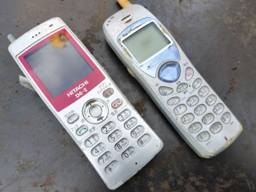 携帯電話(古いガラケー)の廃棄品・スクラップの例/PHSの例｜大阪・堺市のヒラノヤ