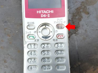 携帯電話(古いガラケー)の廃棄品・スクラップの例/ガラケーとPHSの見分け方①｜大阪・堺市のヒラノヤ
