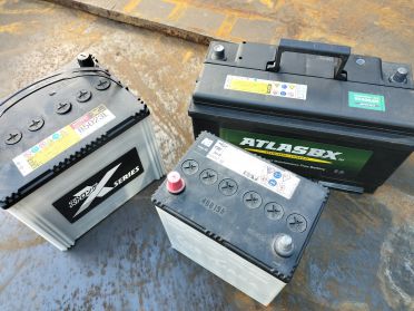 車バッテリー(鉛)スクラップ買取の例/色々なサイズと形の自動車用廃棄鉛バッテリー