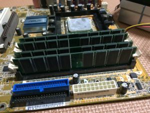 マザーボードに挿さっています。