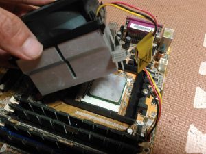 ヒートシンクが外れました。
