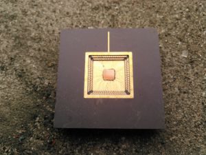 CPU内部。金でピカピカです。