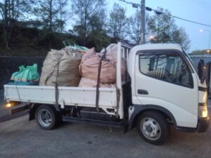 トラックに荷物満載