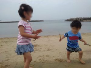波打ち際で遊ぶ子供たち