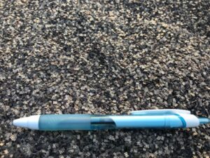 とても細かい水晶振動子